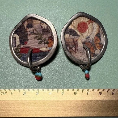 Handmade earrings used with canvas, metal and stones