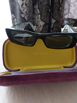 Gucci sunglasses like new, black with case