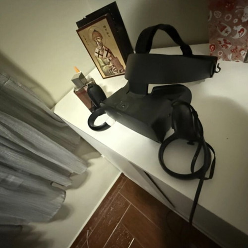 Oculus Rift S used VR accessory for PC with minor controller damage