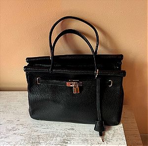 Μαύρη κομψή τσάντα με λουκέτο και κλειδί