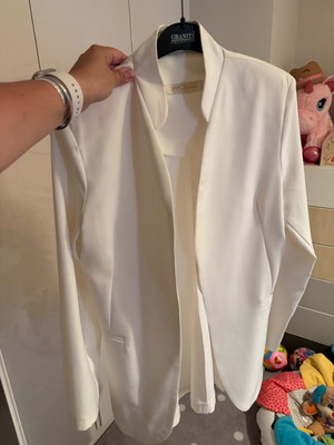 White women's jacket new, size M