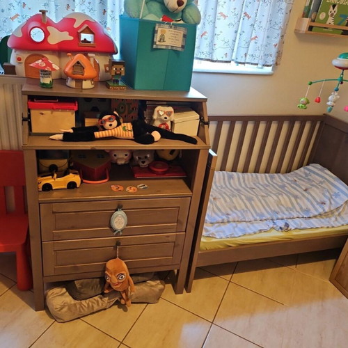 Baby crib and changing table like new
