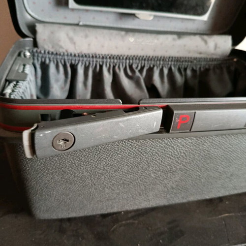 Cosmetic case like new, durable plastic with handle