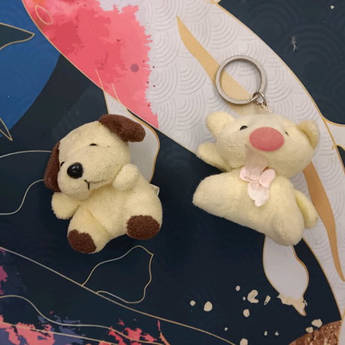 Keychains dog and pig like new, beige pack