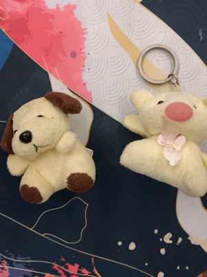 Keychains dog and pig like new, beige pack
