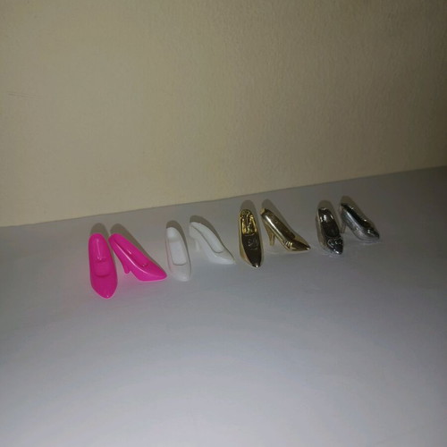 Vintage doll shoes used for 90s-2000s fashion dolls