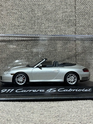 Porsche 911 type 996 Carrera 4S Cabriolet used, silver grey 1/43 Minichamps