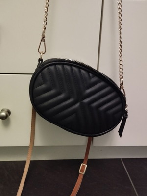 Quilted bag like new, shoulder type, black with chain and brown strap
