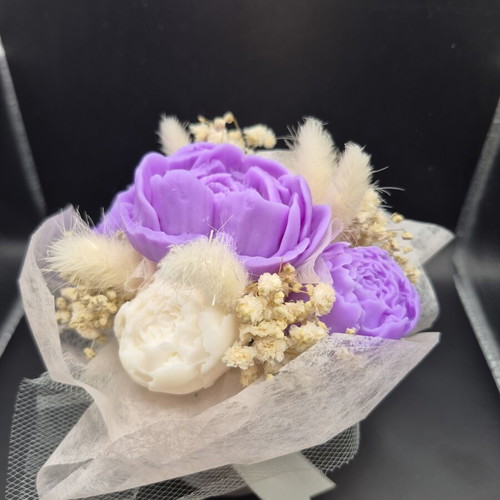Wax bouquet like new with random flowers and customizable scent and color
