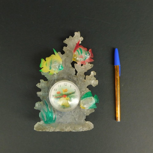 Clock alarm with quarz battery mechanism