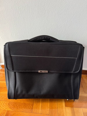 Delsey hand bag like new, black