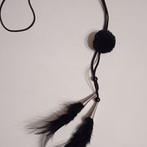 Necklace like new, black with thread and feathers