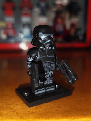 Shadow Stormtrooper figure like new with base and two blasters