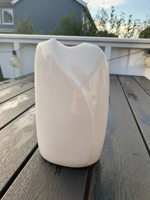Porcelain small vase like new, 13 cm