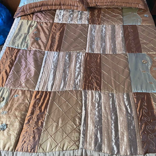 Patchwork bed cover set like new with 2 large pillowcases and 2 extra large pillows