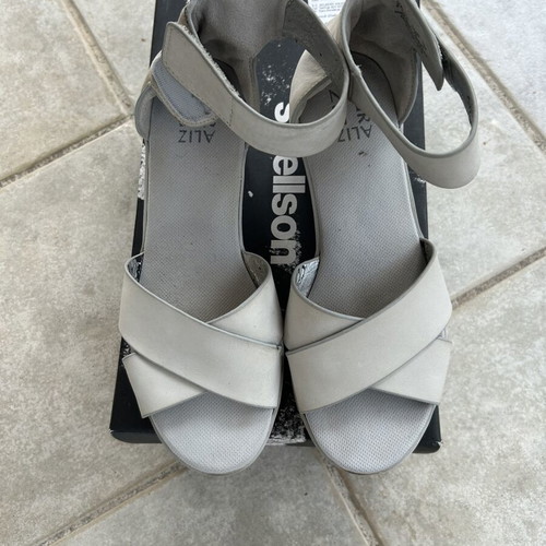 Naturalizer low wedge sandals, size EU 39, off-white