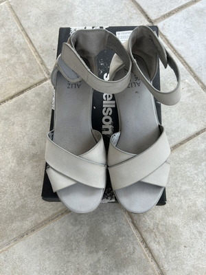 Naturalizer low wedge sandals, size EU 39, off-white