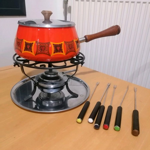 Fondue set like new with all accessories and 6 long forks
