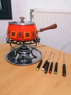 Σκεύος fondue σαν καινούργιο με όλα τα εξαρτήματα και 6 μακριά πιρούνια