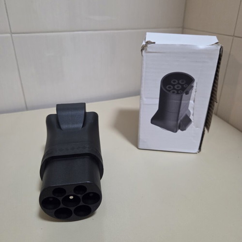 Compact electric adapter for electric vehicles EV