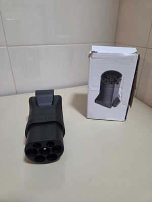 Compact electric adapter for electric vehicles EV