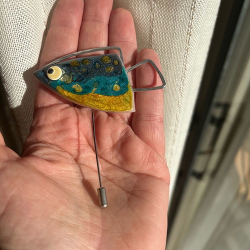 Women's lapel pin silver metal with enameled blue-yellow fish like new