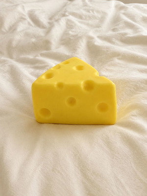 Squishy triangle cheese toy, 1 piece