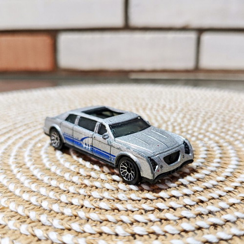 Matchbox Limousine VIP Shuttle 2001 diecast model