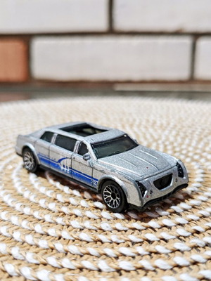 Matchbox Limousine VIP Shuttle 2001 diecast model
