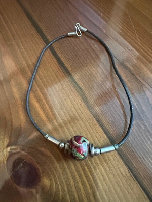 Necklace like new with black and red colors