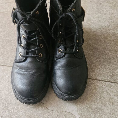 Black boots used for girls size 33 with fur lining