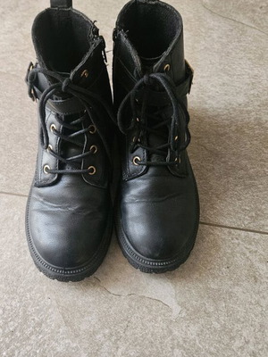 Black boots used for girls size 33 with fur lining