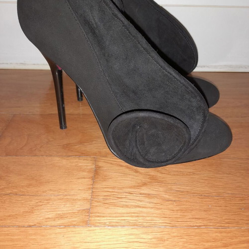 Paris Hilton black pumps with flower design 10 cm heels like new