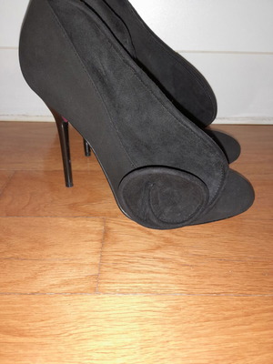 Paris Hilton black pumps with flower design 10 cm heels like new