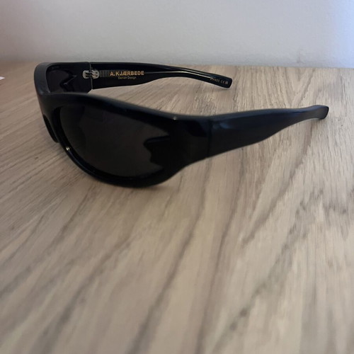 A.Kjaerbebe BLAST sunglasses, shiny black with dark lenses