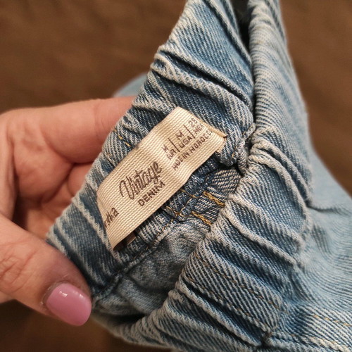 Shorts used with frayed edges and elastic waist, size medium