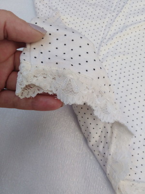 White polka dot top like new with lace details, size S
