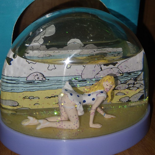 MILO MANARA water dome with Miel miniature figure used