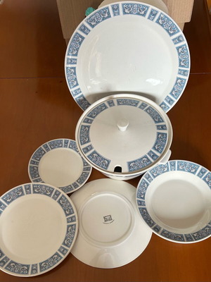 Kerameikos collectible dinnerware set 28 pieces like new with tureen and platter