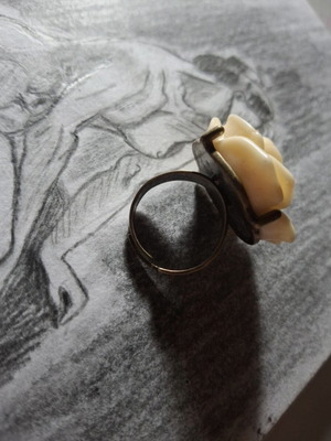 Cream rose ring like new