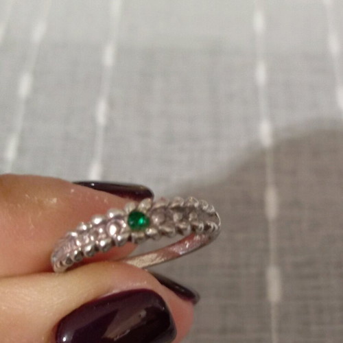 Silver 925 ring with green stone like new