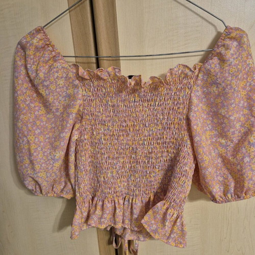 Mochy women's blouse with floral design and puff sleeves like new