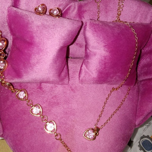 Jewelry set with bracelet, stud earrings and heart-shaped pendant new