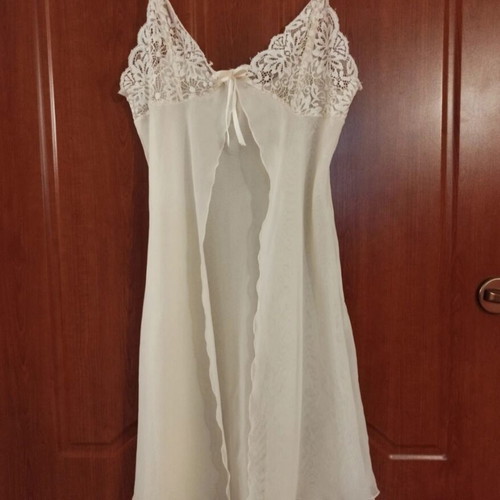 Fontana di Vita nightdress and robe set, soft yellow lace