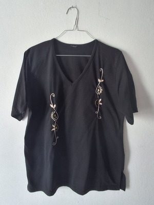 Black floral embroidered V-neck t-shirt like new