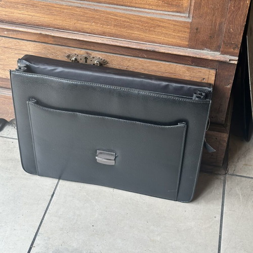 Business Briefcase black like new with lock and keys