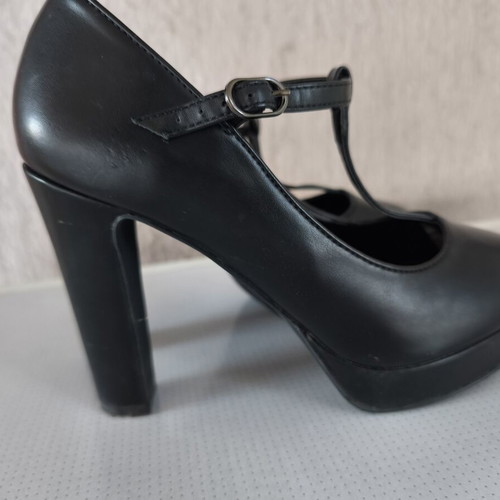 Pair of platform sandals and flip-flops, size 38