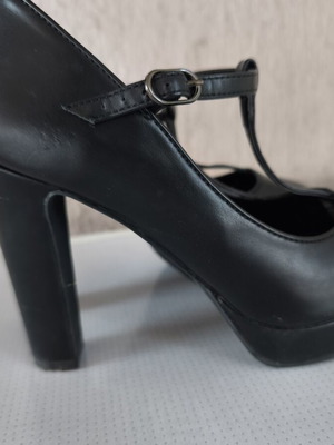 Pair of platform sandals and flip-flops, size 38