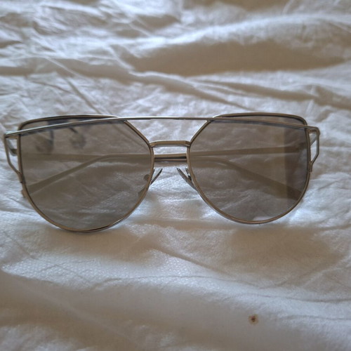 Unisex sunglasses with gray UV400 lenses and silver metal frame like new