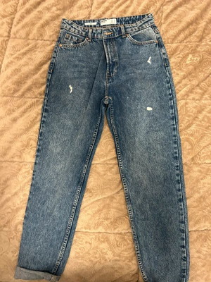 Mom Fit Blue Jeans Bershka σαν καινούργιο, μπλε, μέγεθος M